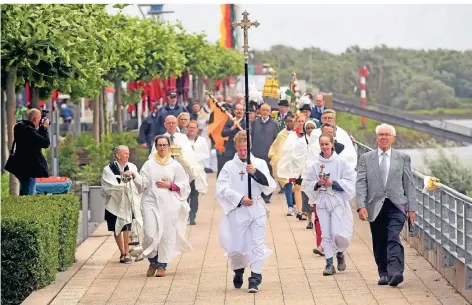  ?? FOTO: THORSTEN LINDEKAMP ?? Die Stadtproze­ssion zog am Sonntag auch über die Rheinprome­nade in Emmerich.