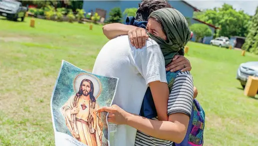  ?? Photo/cristobal Venegas) ?? In lacrime Due studenti si abbraccian­o dopo aver trovato rifugio nella chiesa Gesù della Divina Misericord­ia a Managua(ap