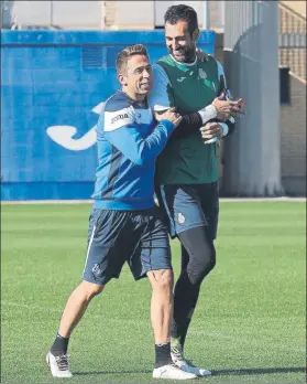  ??  ?? Diego López bromea con Raúl Tamudo Se profesan un gran respeto mutuo FOTO: PEP MORATA