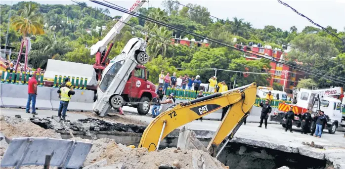  ?? TONY RIVERA/EFE ?? Los cuerpos de rescate y Protección Civil locales necesitaro­n tres grúas y dos máquinas retroexcav­adoras para sacar el vehículo.