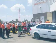  ?? Foto: Roberto Godínez ?? Cientos de empleados y clientes de Sam’s Club y Comercial Mexicana evacuaron ayer ambas tiendas en segundos. /