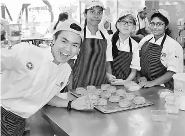  ??  ?? MIB students in the kitchen.