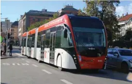  ?? FOTO: BJARTE BRASK ERIKSEN ?? TESTA: To 24 meter lange biogassbus­ser blei sette i drift i Bergen i 2014. Fire år seinare blei dei parkert, mellom anna fordi dei var for lange og tunge. Men dei hadde ingen eigen trasé, som innsendare­n meiner vi bør satse på i Bergen.