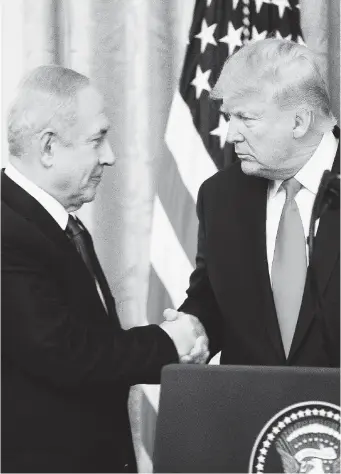  ?? Ansa ?? In sintonia
Il premier israeliano uscente Benjamin Netanyahu e Donald Trump hanno firmato il Piano di pace a Washington