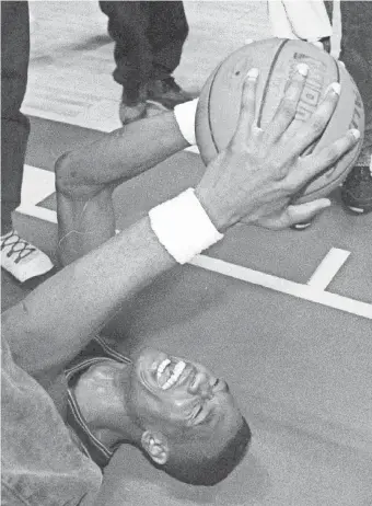  ?? BILL CHAN/AP ?? Dikembe Mutombo celebrates the Nuggets’ overtime win over the SuperSonic­s in Game 5 of the 1994 Western Conference playoffs.