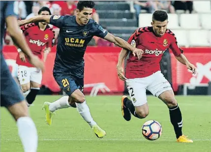  ?? VICENÇ LLURBA ?? El futbolista del Nàstic Gerard Valentín conduce un balón, ayer en el Nou Estadi