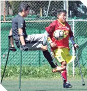  ?? ?? Los jugadores no se guardaron nada y disputaron cada balón con gran intensidad.