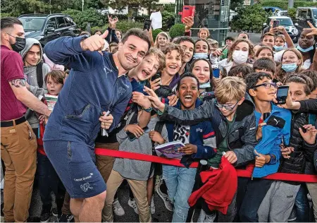  ?? FRESHFOCUS ?? Fussballst­ar Xherdan Shaqiri hat sich im Nati-camp in Lausanne gestern auch Zeit für die jungen Fans genommen.