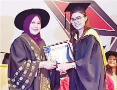  ??  ?? Instead of pursuing her aspiration to be a singer, Susany (right), left her dreams behind and scored the highest overall CGPA and became the 2017 Graduate Bestari Award recipient for Cosmopoint College Sabah in 2017.