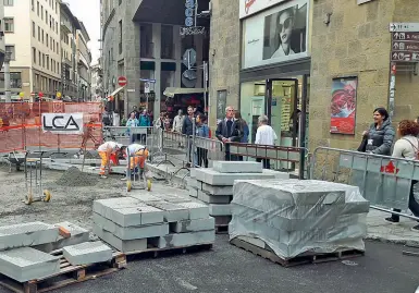  ??  ?? Il cantiere di via dei Bardi, aperto (e chiuso e riaperto) da quasi un anno: la fine dei lavori forse a giugno