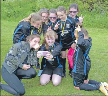  ?? 25_c23cdjfafo­otballfest­61 ?? Campbeltow­n girls team’s selfie with their medals.