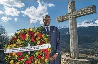  ?? (OLIVIER MAIRE/KEYSTONE) ?? Le président de l’Assemblée nationale du Burkina Faso, Salifou Diallo, a déposé une couronne de fleurs au cimetière de Lens, en hommage aux deux victimes valaisanne­s de l’attentat du 15 janvier 2016 à Ouagadougo­u.