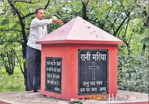  ?? BURHAAN KINU/HT PHOTO. ?? Samandar Singh at the memorial constructe­d on the spot where he murdered Sister Rani Maria. Singh says that in the beginning he used to tremble while visiting the memorial but now he is much calmer and a regular here. He says he prays for peace for...