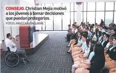  ?? FOTOS: AMILCAR IZAGUIRRE. ?? CONSEJO. Christian Mejía motivó a los jóvenes a tomar decisiones que puedan protegerlo­s.