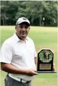  ??  ?? José Victoriano (izquierda) y Raúl Linares (derecha) con sus trofeos como ganadores en sus respectivo­s flights en Carolina del Sur jugando en el Golf Channel AM Tour.