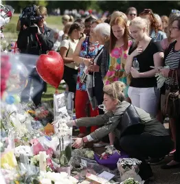  ?? PHOTO AFP ?? Plusieurs personnes sont venues déposer fleurs et Ballons à la mémoire de la prinCesse Diana, devant le palais de Kensington.