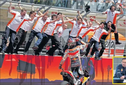  ??  ?? LA PRIMERA. Márquez celebrando su primer triunfo del año con los miembros del equipo Repsol Honda al cruzar la meta en Austin.