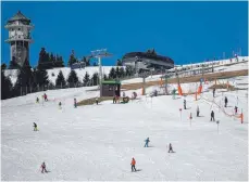  ?? FOTO: PATRICK SEEGER/DPA ?? Die Schwarzwäl­der Liftbetrei­ber hoffen, dass trotz Corona in diesem Winter die Pisten belebt sind, wie hier am Feldberg.