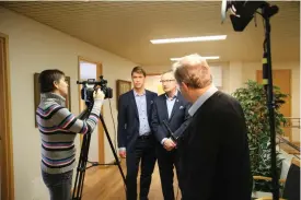  ?? FOTO: JAN-ERIK WIDJESKOG ?? Maria Launonen intervjuar nye vd:n för Närpes sparbank Niklas Näsman och den avgående Hans Bondén. Jan-Erik Widjeskog håller i mikrofonen.