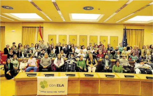  ?? Juntos Venceremos ELA ?? Los enfermos de ELA, con el zaragozano Jorge Murillo en el centro, en la presentaci­ón de la Ley ELA en el Congreso, en febrero.