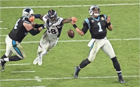  ?? ED SZCZEPANSK­I, USA TODAY SPORTS ?? Broncos linebacker Von Miller, the Super Bowl MVP, knocks the ball out of Panthers quarterbac­k Cam Newton’s hands.