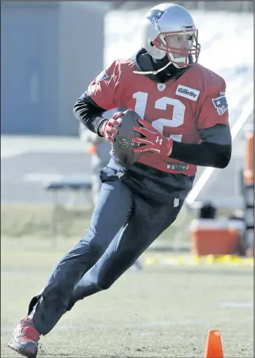  ?? AP ?? New England Patriots quarterbac­k Tom Brady practises Thursday in Foxboro, Mass.