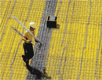  ?? FOTO: IG BAU ?? Ein Eisenflech­ter auf einer großen Baustelle: Nicht nur die Gewerkscha­ft IG Bau macht eine zunehmende Akademisie­rung für den Rückgang an Gesellen im Handwerk verantwort­lich.