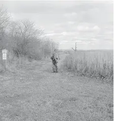  ?? | DALE BOWMAN/FOR SUN-TIMES MEDIA ?? Mark Urba of Manhattan sets out Friday on a standby permit from Heidecke. He is wearing the distinctiv­e fluorescen­t-orange bicycle flags required for safe hunting in the prairies of Goose Lake Prairie.