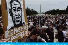  ?? — AFP ?? WASHINGTON: Demonstrat­ors hold placards at the Lincoln Memorial on Saturday during a peaceful protest against police brutality and the death of George Floyd.