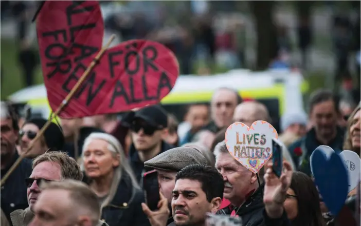  ?? FOTO: JONATHAN NACKSTRAND/AFP-LEHTIKUVA ?? I början av maj demonstrer­ade hundratals svenskar i Stockholm för att börja häva restriktio­nerna. Tidigare var planen att restriktio­nerna skulle lätta redan i mitten av maj. Nu tillåter smittläget inte det längre.