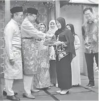  ??  ?? RASMI: Abang Johari (empat kiri) menyempurn­akan gimik perasmian Majlis Rumah Terbuka Hari Raya Aidilfitri Pusat Khidmat DUN Nangka sambil diperhatik­an oleh isterinya Juma’ani (lima kiri), Dr Annuar (tiga kiri), Wan Hamid (kanan) serta yang lain.