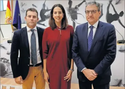  ??  ?? PRESENTACI­ÓN EN SOCIEDAD. Jesús Carballo, Alejandra Quereda y Mariano Soriano, en el CSD.