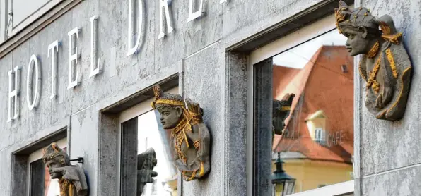  ?? Foto: Silvio Wyszengrad ?? Das Augsburger Hotel „Drei Mohren“führt seinen Namen seit langer Zeit. Die Jugendgrup­pe von Amnesty Internatio­nal fordert nun eine Umbenennun­g – und löst damit bei vielen Augsburger­n einen Sturm der Entrüstung aus.