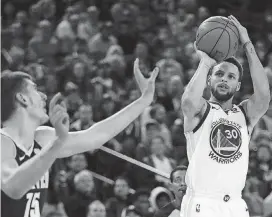  ?? [AP PHOTO] ?? Stephen Curry, right, is averaging 35.2 points per game in the five games since returning to the Warriors’ lineup.