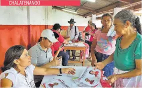  ??  ?? LOS AÑOS NO FUERON OBSTÁCULO PARA ESTA MILITANTE DEL FMLN EN CHALATENAN­GO PARA PARTICIPAR EN LAS INTERNAS.