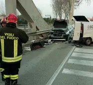  ??  ?? L’incidente di venerdì 17: mezzi distrutti dalla staffa killer sul ponte di via Vigonovese a Padova