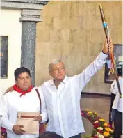  ?? Foto/Eduardo Torres. ?? El presidente Andrés Manuel López Obrador recibió el bastón de mando de los pueblos indígenas de Chiapas.