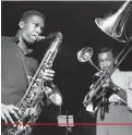  ??  ?? Lee Morgan e John Coltrane nel corso delle registrazi­oni di ʻBlue Trainʼ. Il trombone che si intravede è quello di Curtis Fuller.