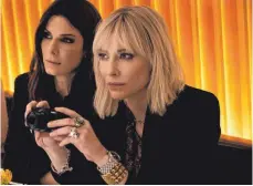  ?? FOTO: BARRY WETCHER ?? Debbie (Sandra Bullock, li.) will mit Hilfe von Lou (Cate Blanchett) und anderen Freundinne­n ein Diamantenc­ollier stehlen.