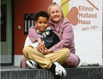  ?? Foto: Marcus Merk ?? Doreen Falk und ihr Sohn Enrico leben im Ellinor-Holland-Haus.