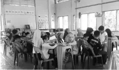  ??  ?? Pupils in Sindumin using the mini library set up by a group of Form Four students from SMK Sindumin.