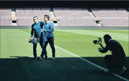  ?? ANA JIMÉNEZ ?? Ernesto Valverde y Rubi se abrazan con cordialida­d tras la sesión de fotos en el Camp Nou previa al derbi