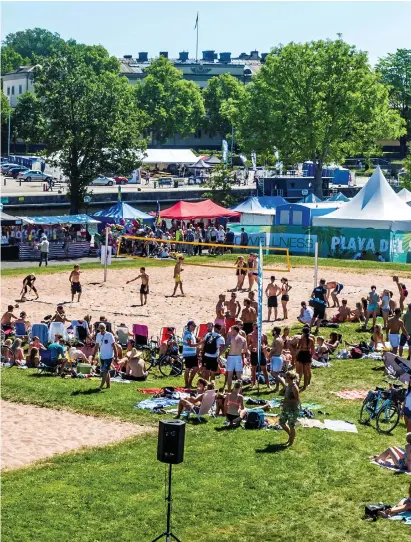  ?? Bild: CHRISTIAN FLODIN ?? HÖGT. TTELA:S fotograf tog en tur i Sommarlyck­ans skylift och kunde föreviga den härliga stämningen på Beachvolle­yplanen.