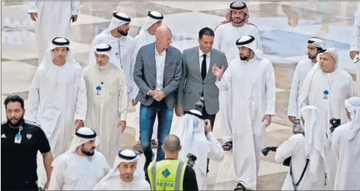  ??  ?? Zinedine Zidane, ayer a su llegada al Dubái World Trade Center, lugar donde dio la conferenci­a ‘Las estrellas y su visión sobre el futuro del deporte.’