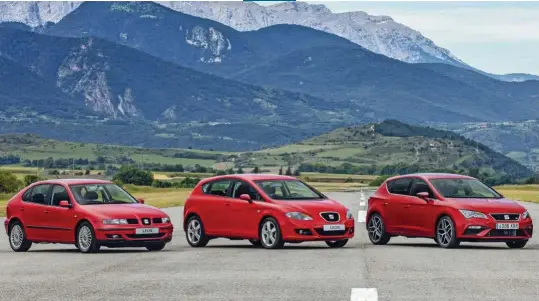  ??  ?? LOS TRES PIONEROS. Desde la primera generación el diseño ha sido uno de los pilares del éxito del Seat León, junto con la calidad y la deportivid­ad.