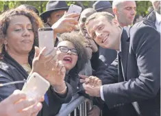  ??  ?? El presidente electo francés, Emmanuel Macron, se tomó fotografía­s con sus simpatizan­tes en los Jardines de Luxemburgo, en París, el pasado 10 de mayo.