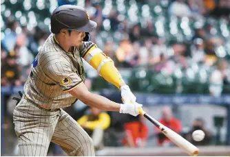  ?? AP-Yonhap ?? San Diego Padres’ Kim Ha-seong hits a single during the second inning of an MLB game against the Milwaukee Brewers in Milwaukee, Monday.