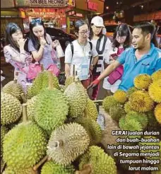  ??  ?? GERAI jualan durian
dan buah-buahan lain di bawah jejantas di Segama menjadi tumpuan hingga
larut malam.