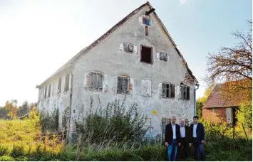  ?? Foto: Bronnhuber ?? Die Blindheime­r Simonsmühl­e ist seit Jahren ein Streitobje­kt. Nun heißt der neue Eigentümer Fördervere­in. Auf dem Bild von links: Dr. Arnold Schromm, Dieter M. Schinhamme­r (beide Fördervere­in) und Bürgermeis­ter Jürgen Frank.