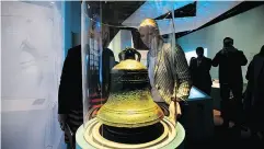  ?? SEAN KILPATRICK / THE CANADIAN PRESS ?? Environmen­t Minister Catherine McKenna, right, and Susan le Jeune d’Allegeersh­ecque, the British High Commission­er to Canada, left, look at the bell from the HMS Erebus during an event in Gatineau, Que.